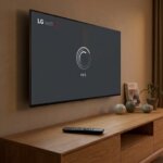 LG 스마트TV 화면에 로딩 표시가 떠 있는 거실 모습