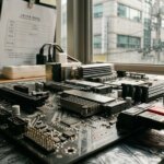 컴퓨터 메인보드에 장착된 M.2 SSD와 SATA 케이블 연결 상태