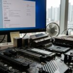 컴퓨터 메인보드에 장착된 SSD와 윈도우 설정 화면