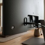 컴퓨터 모니터 뒷면에 연결된 HDMI 케이블