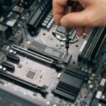 컴퓨터 본체 내부 메인보드에 장착된 M.2 NVMe SSD 부품과 점검 모습