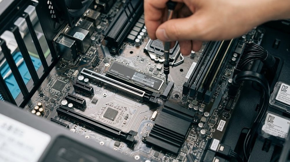 컴퓨터 본체 내부 메인보드에 장착된 M.2 NVMe SSD 부품과 점검 모습