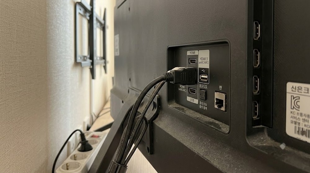 TV 뒷면 HDMI ARC 단자에 케이블이 연결된 모습